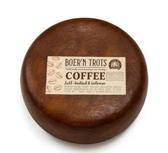 Купити Boern Trots Coffee Cheese – голландський сир із кавовою кіркою, створений дивувати гурманів! ☕ Унікальний смак, ручна робота, преміальне поєднання для HoReCa та поціновувачів делікатесів. — преміальні Голландські · Сири від Cheese Map™ Україна