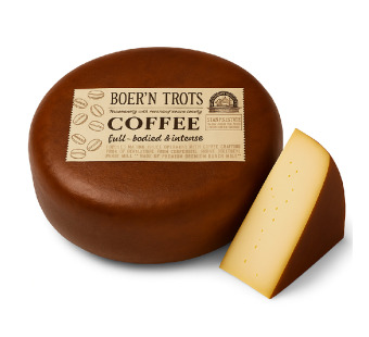 Boer'n Trots Coffee Cheese – голландский сыр с кофейной коркой, созданный удивлять гурманов! ☕ Уникальный вкус, ручная работа, премиальное сочетание для HoReCa и ценителей деликатесов. - фото | Сирна Карта